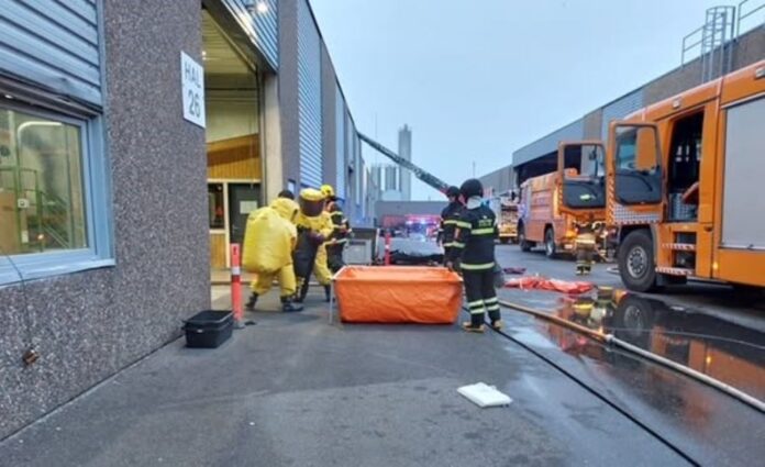 Beredskab og politi i gang med brandøvelse på fabrik i Mariager med røg og indsatskøretøjer samlet.