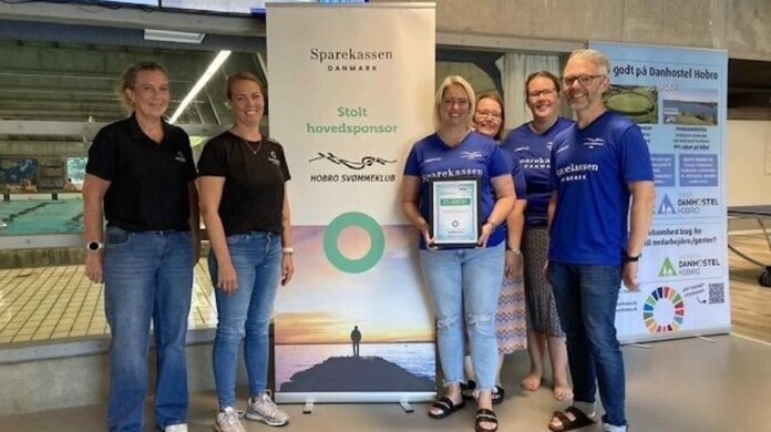 Repræsentanter fra lokale foreninger modtager donationer fra Sparekassen Danmark Fonden Hobro til projekter i området.