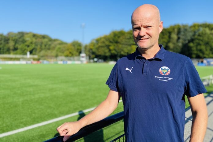 Ungdomsspillere træner fodbold i Hobro IK med fokus på udvikling, fællesskab og glæde ved sporten