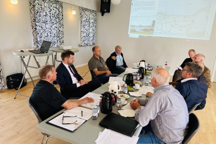 Morten Dahlin besøger Snæbum for at drøfte landsbyudvikling og nye muligheder for boligbyggeri i Mariagerfjord Kommune