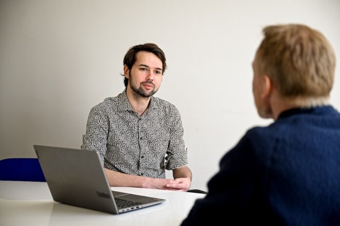 Frivillige rådgivere yder gratis juridisk hjælp ved åbning af nyt retshjælpskontor i Hobro hos KFUM’s Sociale Arbejde.