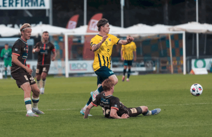 Hobro IK-spillere i kamp mod Lyngby BK på DS Arena, hvor gæsterne sikrede en klar sejr efter effektivt spil.