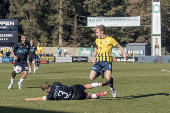 Spillere fra Hobro IK og Kolding IF i duel under intens kamp på DS Arena med dramatik og målchancer.