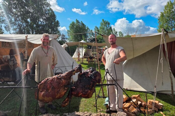 Vikingemarked ved Fyrkat i Hobro hvor publikum oplever vølver, håndværk og vikingeliv tæt på