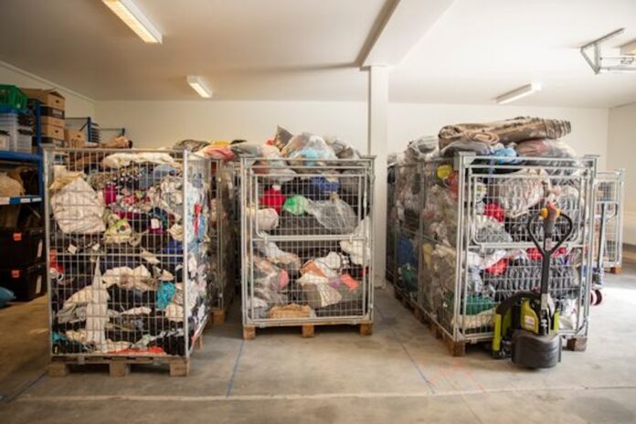 Genbrugsbutik fra Røde Kors med møbler og tøj, der bidrager til store CO2-besparelser.