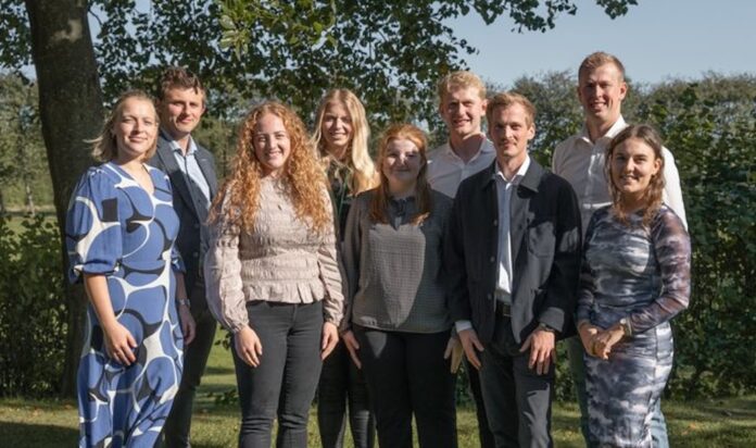 Kristina Præstgaard fra Hobro fejrer valg til LandboUngdoms hovedbestyrelse efter årsmøde på Bygholm Landbrugsskole.