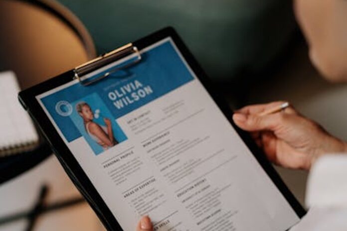 Person sidder og overvejer jobskifte med noter og computer foran sig i en refleksiv arbejdssituation.