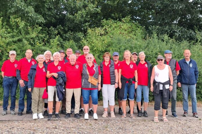 Spillere fra HB Petanque på sejrsskamlen ved Limfjordsturneringen med medaljer og petanquekugler.