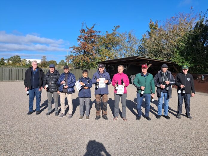 Vindere af HB Petanque triplemesterskab 2025 med pokal og smilende deltagere