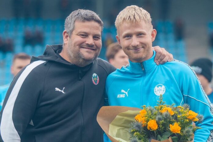Tre Hobro IK spillere modtager blomster for kampjubilæum før kamp på DS Arena