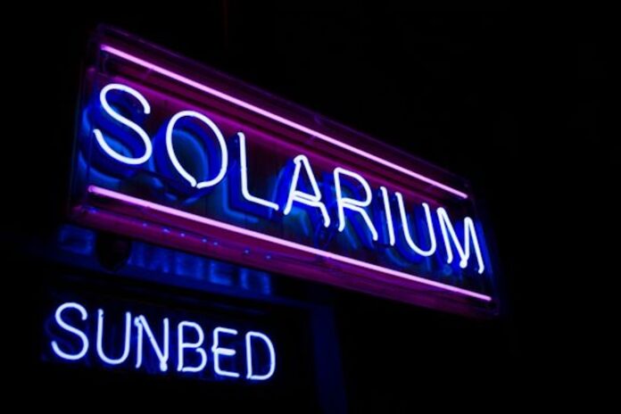 Solarium i solcenter med fokus på UV-stråling og sikkerhedsregler