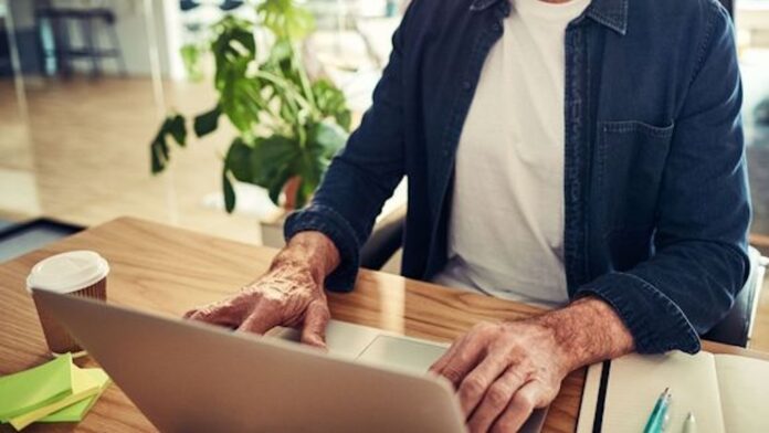 Seniorer fortsætter med at arbejde efter pensionsalderen og bidrager til virksomheder og økonomi