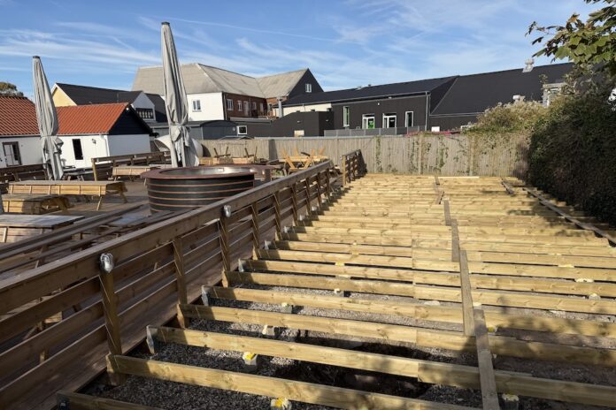 Terrasse ved Styret i Øster Hurup med gæster og udvidet udeområde