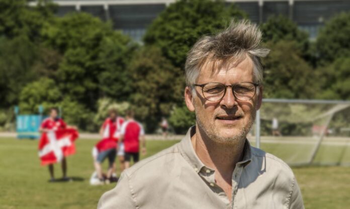 Morten Bruun holder foredrag om fodbold på Hobro Bibliotek