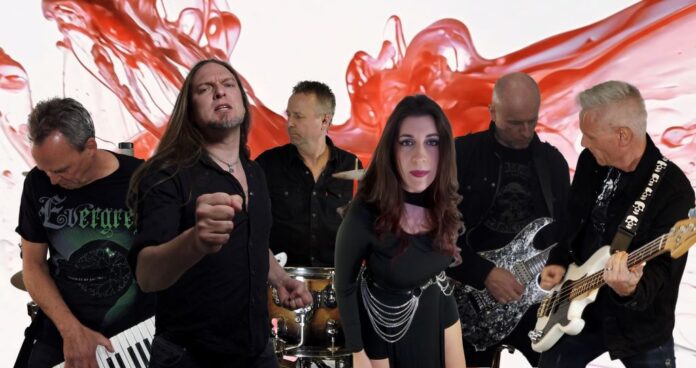 Rockband spiller koncert i Ishuset Hobro med publikum og scenelys
