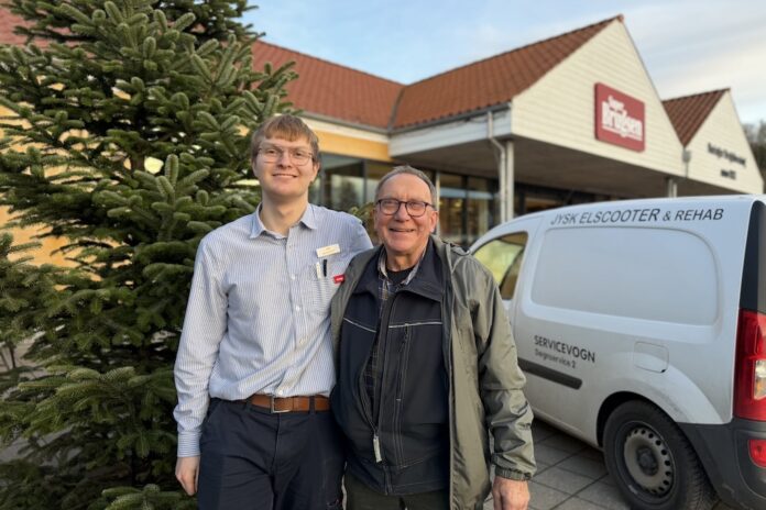 Poul Larsen og hjælper rejser juletræ ved SuperBrugsen i Mariager foran butikken