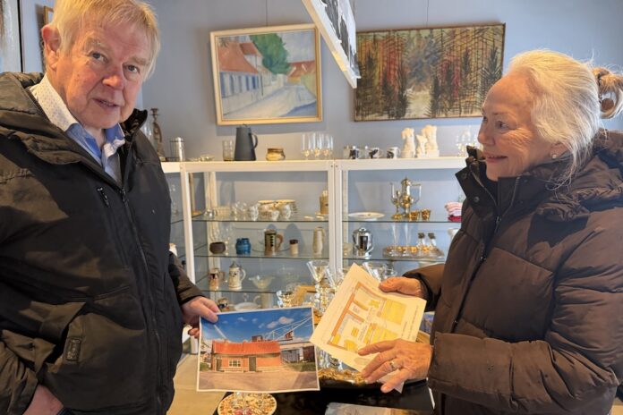Besøgende ved Havnens Venner i Mariager, der udvider butik og udstilling af havnens historie.
