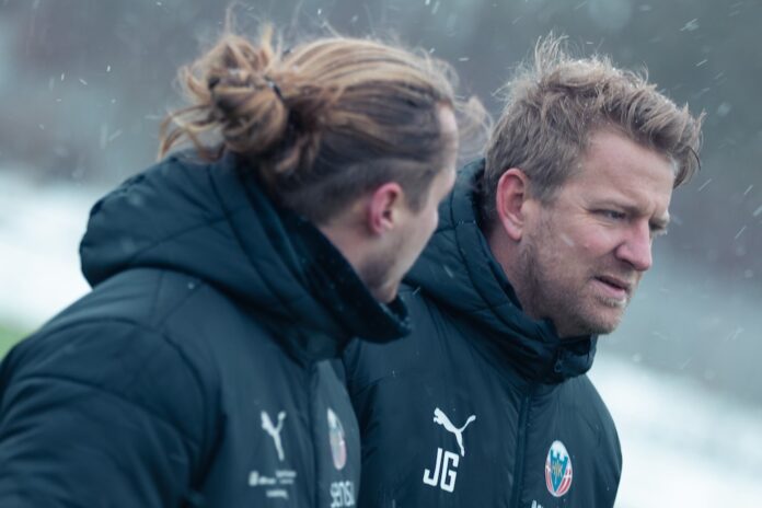 Cheftræner Jens Gjesing fører Hobro IK i årets første træningskamp mod AGF på Eurowind Energy Park.