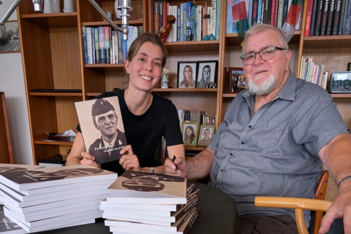 Emma og morfar Preben fortæller om historiefortælling på tværs generationer ved foredrag på Hobro Bibliotek.