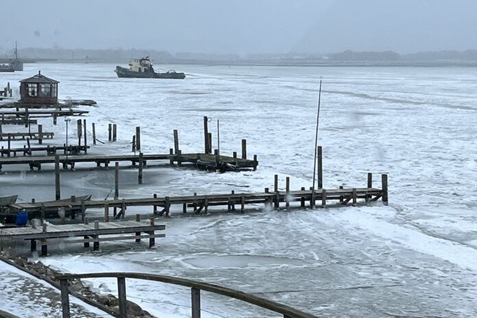 Mariagerfjord dækket af isflager ved Hadsund i vinteren 2026