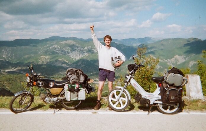 Eventyrer Jakob Maagaard, der har kørt 50.000 kilometer på knallert gennem 41 lande, gæster Kulturtallerken i Arden.