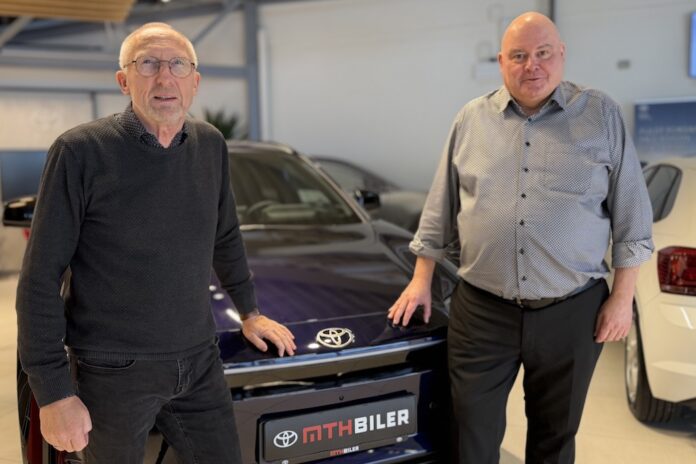Mogens Jespersen sammen med Lars Hird foran en elbil hos MTH Biler i Hadsund