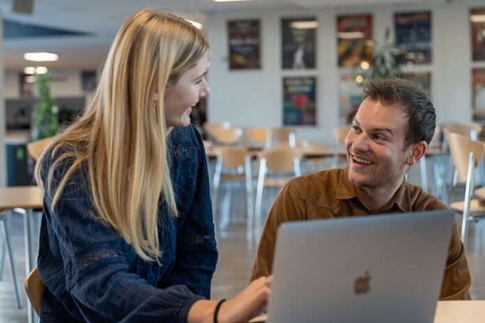 Åbent Hus Mariagerfjord Gymnasium hvor kommende elever taler med lærere og elever om studieretninger og hverdagen på gymnasiet