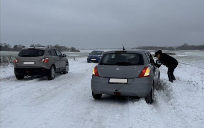 Bil fanget i snevejr – vigtige råd til at køre i snevejr og være forberedt på snestorm