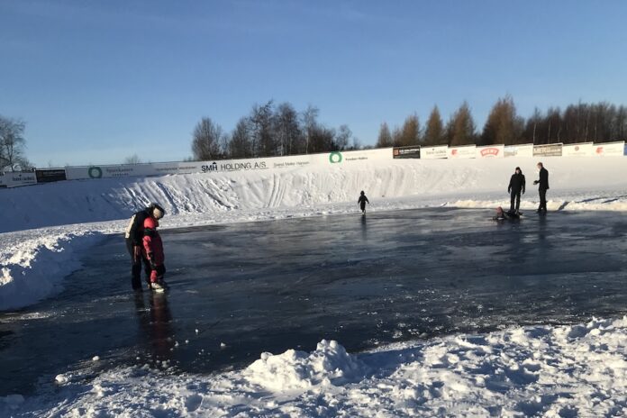 Skøjtebane og vinterland ved Rosendalhallen i Hobro med fri adgang