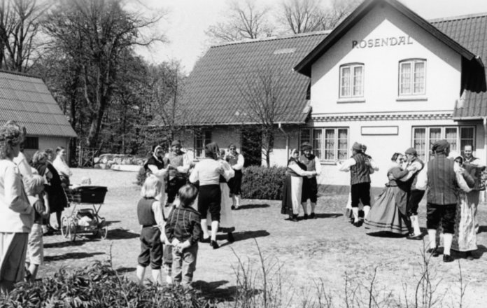 Frivillige arbejder med arkivalier hos Hadsund Lokalarkiv for at bevare lokalhistorien