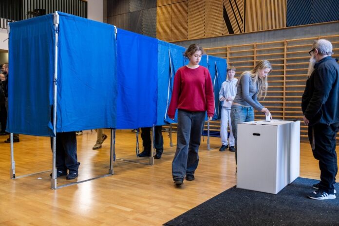 Unge deltager i debat og stemmeafgivning under Skolevalg 2026 på en dansk skole