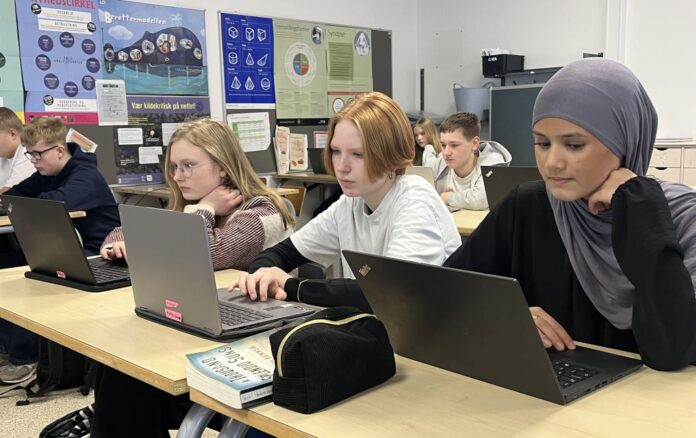 Elever i klasselokale udfylder spørgeskema om mental trivsel i undersøgelse fra Region Nordjylland som del af projektet Bedst for Os støttet af Novo Nordisk Fonden.