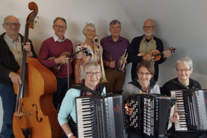 Frederiksens Orkester spiller himmerlandsk spillemandsmusik under koncert hos Aamølle Gæstgiveri og viderefører arven efter Jens Frederiksen.