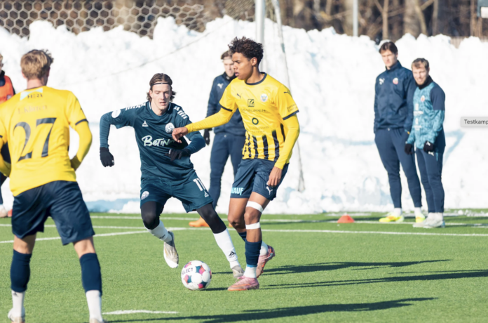 Theo Ekié i aktion for Hobro IK mod Vendsyssel FF i testkamp
