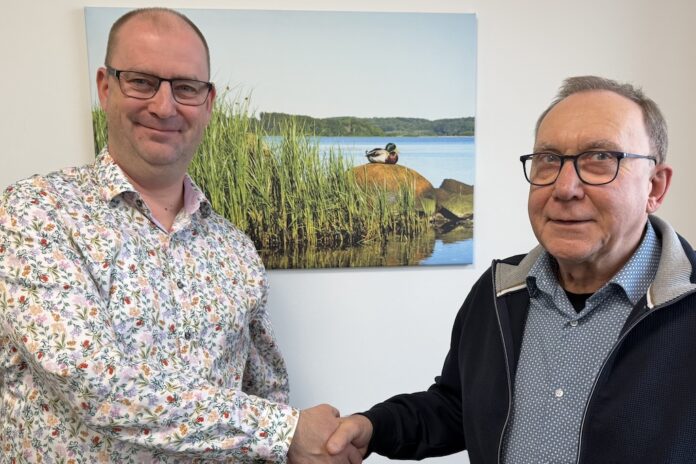 Poul Larsen og Morten Greve fra Sparekassen Danmark Mariager underskriver sponsoraftale om Mariager Naturcenter.