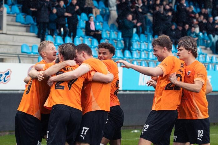 Hobro IK-spiller Søren Andreasen jubler efter kampens eneste mål mod AaB