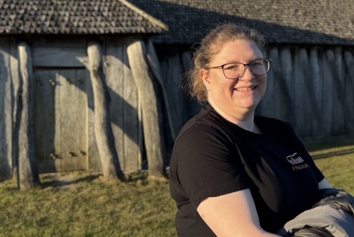 Michelle Wanwik foran Langhuset på Fyrkat i forbindelse med Fyrkatspillets 40 års jubilæum i Hobro