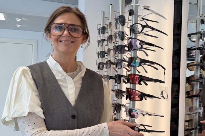 Kunde får synsprøve hos optiker i Hadsund med fokus på briller og solbriller til foråret