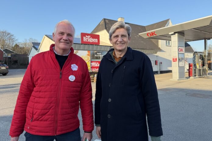 Per Husted deler foldere ud i Astrup under valgkamp i Mariagerfjord