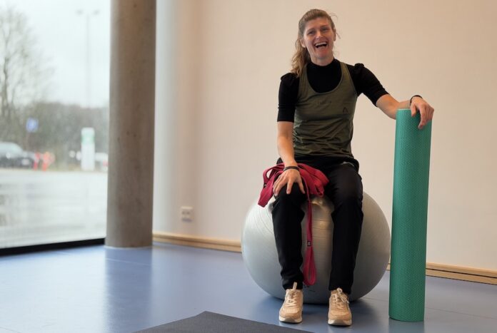 Tine Holst instruerer deltagere på fysioterapi hold i Hobro Idrætscenter med fokus på fællesskab og individuelle hensyn