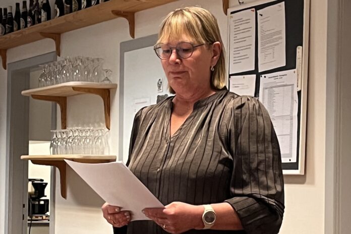 Marion Kronborg fremlægger beretning ved Skelund Landsbyforenings generalforsamling om årets aktiviteter og planer.