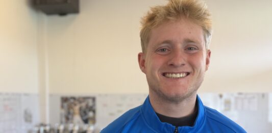 Rasmus Johansen træner Hobro IK U15-spillere på træningsbanen