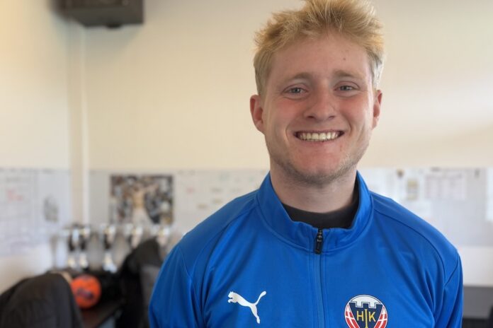 Rasmus Johansen træner Hobro IK U15-spillere på træningsbanen