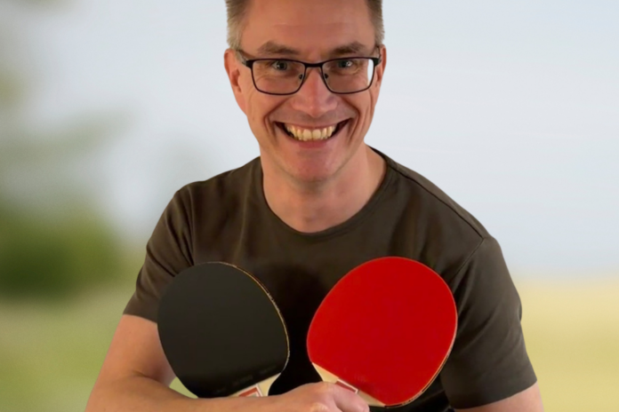 Folketingskandidat Mikkel Bisgaard inviterer vælgere til bordtennis og politisk snak i Hobro Idrætscenter.