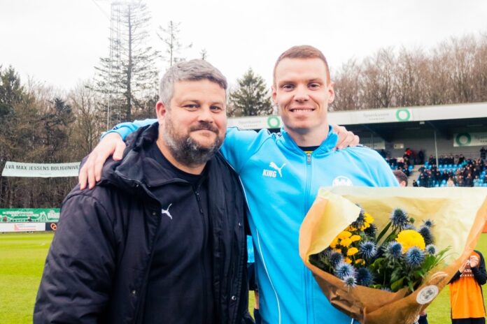 Hobro IK spillere hyldes for 50 kampe sammen med sportschef Lars Justesen på DS Arena