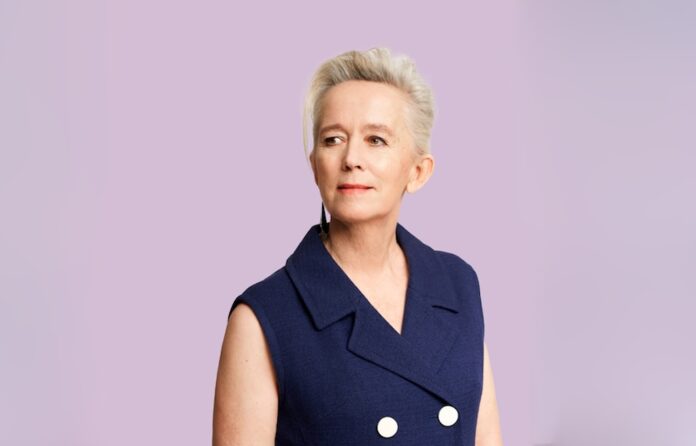 Anne Dorte Michelsen fortæller og synger ved foredrag i Kulturhuset om liv, musik og sin bog “Synger du stadig?”