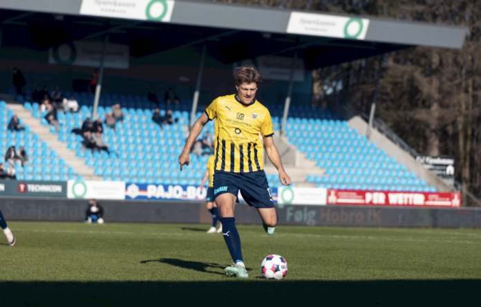 Hobro IK spiller i kamp mod HB Køge på DS Arena med intens duel om bolden
