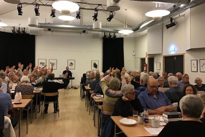 Fyldt sal med 110 deltagere til Spis Sammen i Kulturhuset i Arden med fællesskab og god stemning