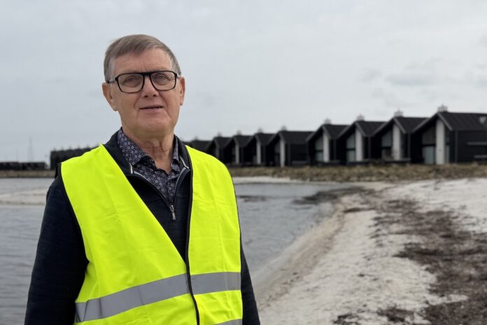 Jens Peter Jensen fra Strandlauget ved stranden i Øster Hurup