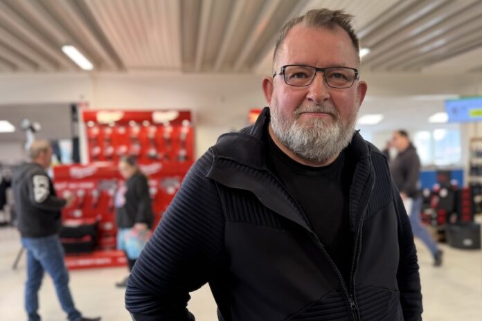 Direktør Asger Brorsen byder kunder velkommen til forårsdag hos DTV i Hadsund med nyheder og tilbud